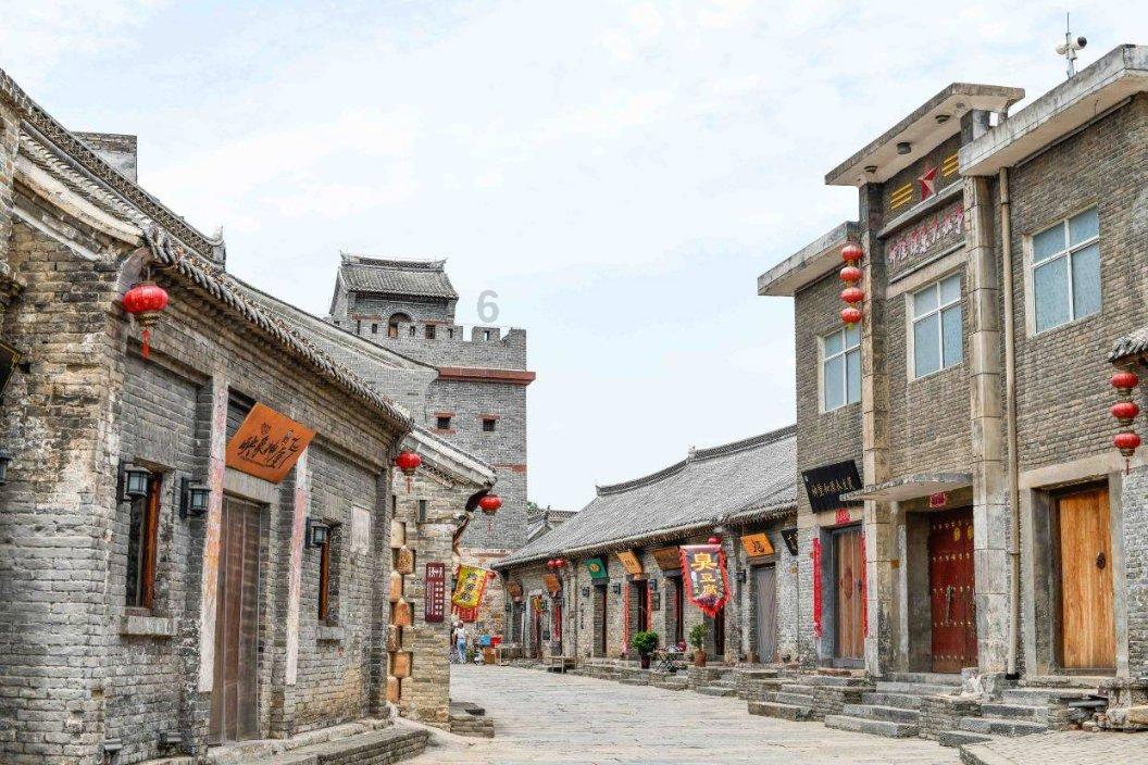 当太皇太后遭遇皇太后时，谁更有资格临朝执政？
